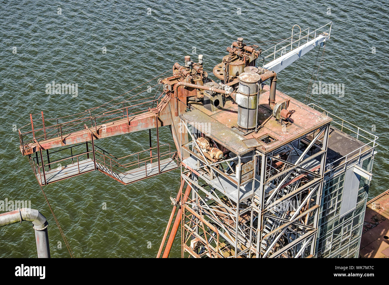 Rotterdam, Países Bajos, 2 de junio de 2019: Vista aérea de uno de los  monumentales, pero rusty, elevadores de granos cerca de Maas silo, con las  olas de Maashaven Fotografía de stock - Alamy