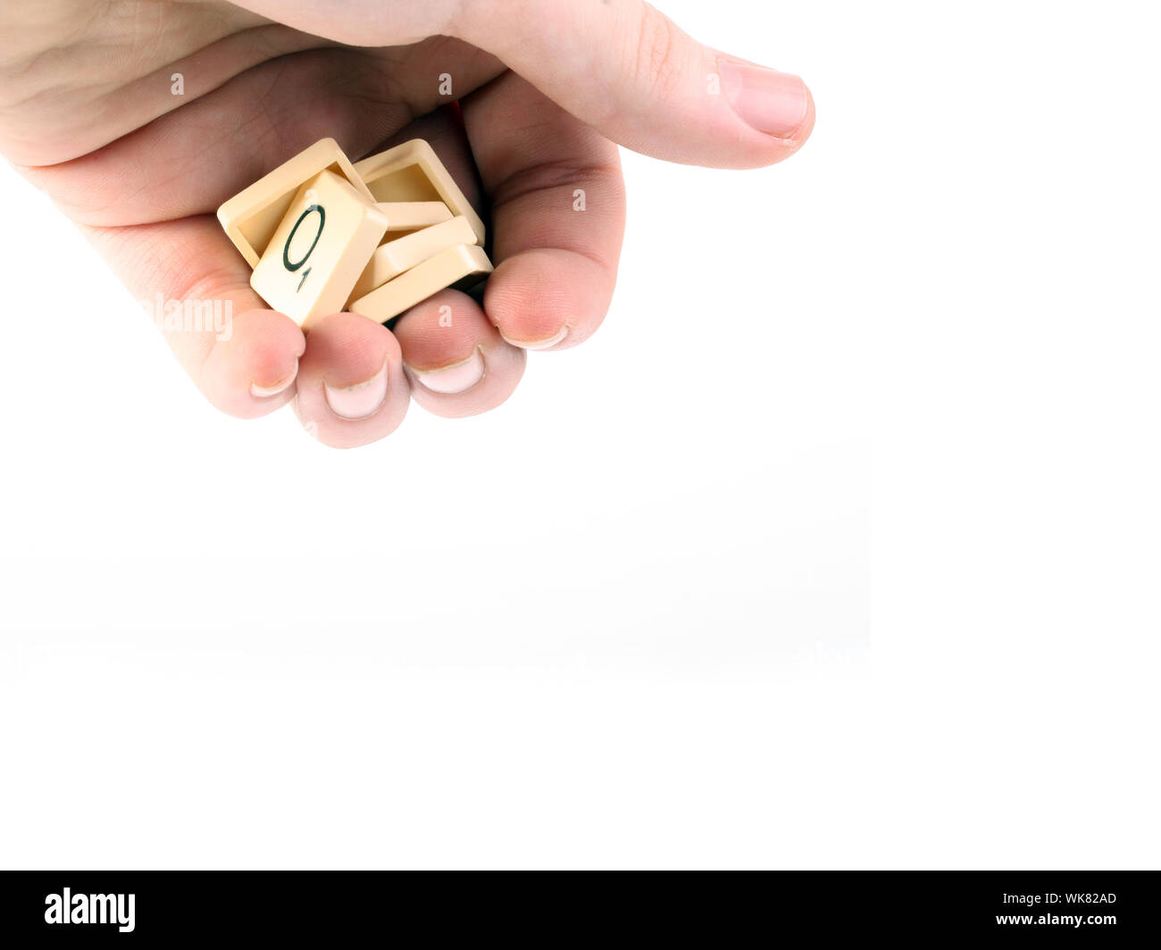 Imagen recortada de la mano que sujeta el Scrabble Cartas contra el fondo blanco. Foto de stock