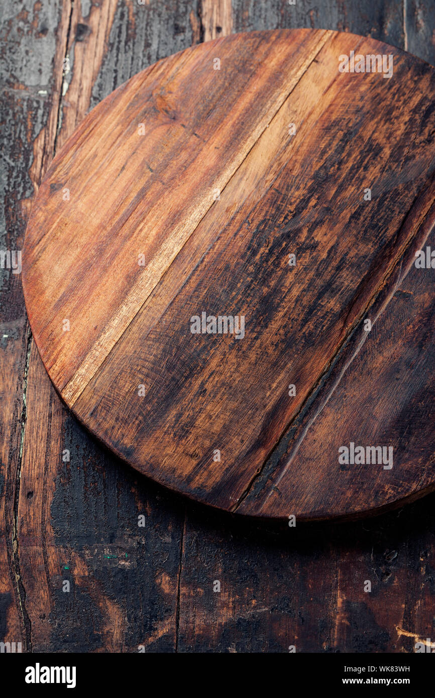 Junta de corte vintage con espacio para texto sobre fondo de madera antigua, de cerca Foto de stock