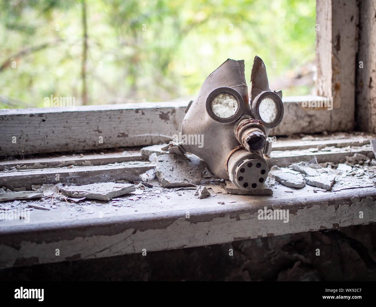 Máscara de gas viejo de niños dentro de la abandonada Pripyat La Escuela  Elemental nº 3 de la ciudad de Pripyat, la zona de exclusión de Chernobyl,  Ucrania Fotografía de stock - Alamy