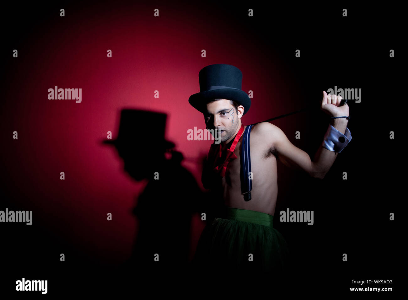El hombre en el sombrero de copa con sombra en la pared Fotografía de stock  - Alamy