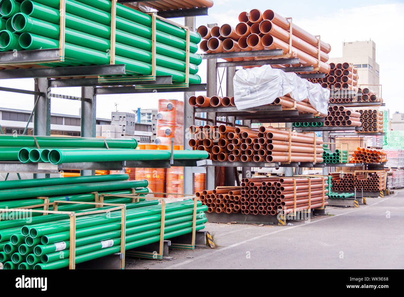 Tubos de plástico apiladas en una fábrica o almacén patio para uso en  tuberías o instalaciones de aguas residuales en un sitio de construcción  Fotografía de stock - Alamy