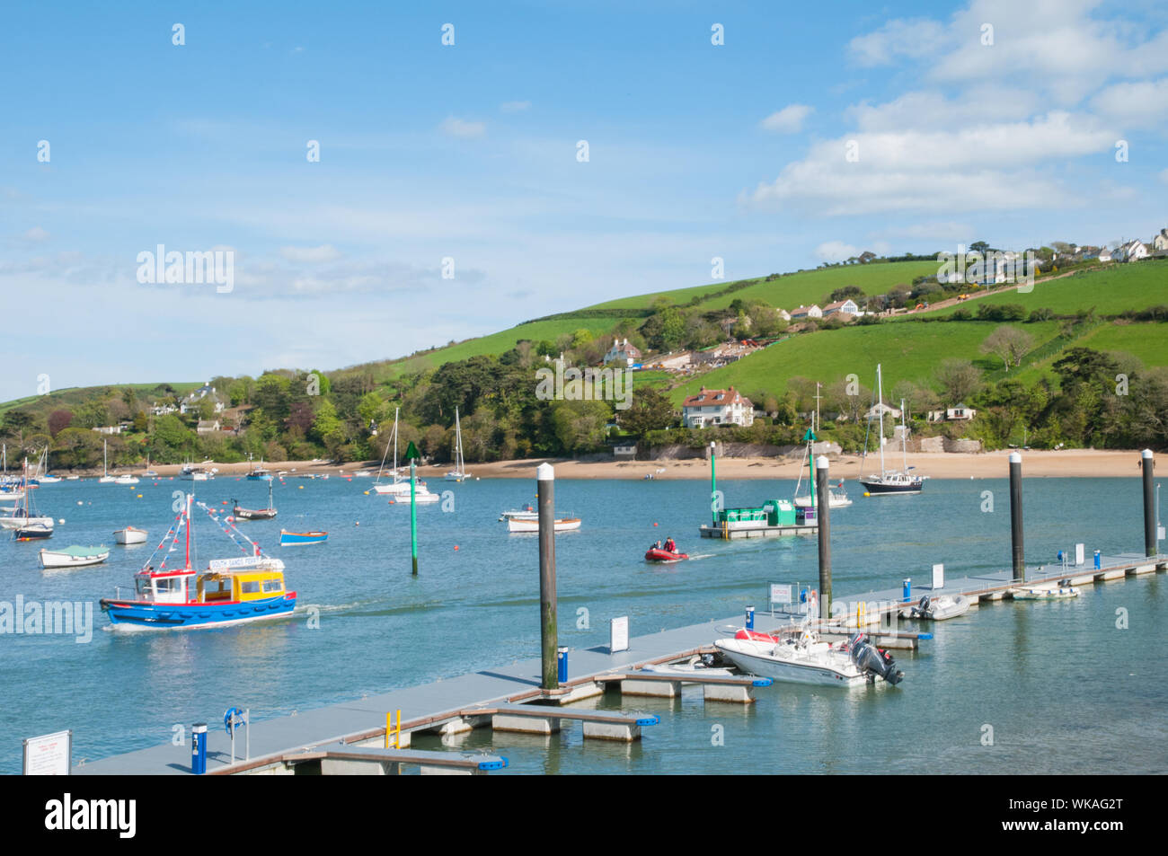 Yates y barcos en Salcombe Devon Inglaterra mirando a East Portlemouth Foto de stock