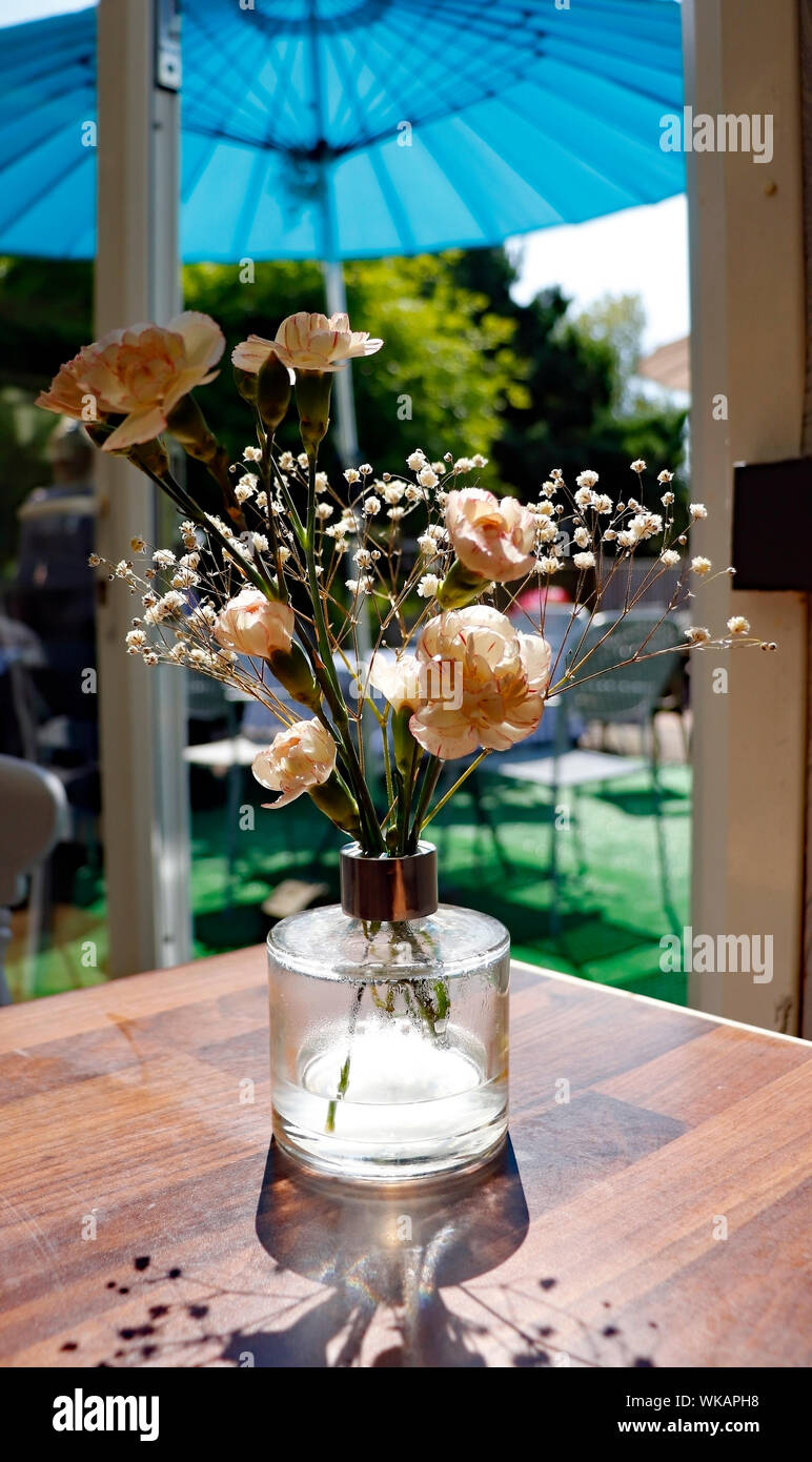 Jarrón de flores en una cafetería en Lancashire. Foto de stock