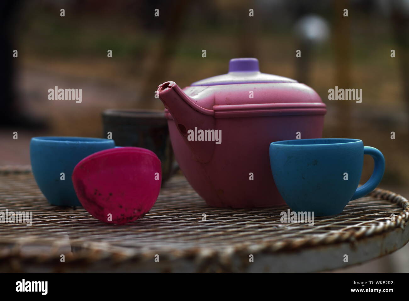 Juego de té de juguete fotografías e imágenes de alta resolución - Alamy