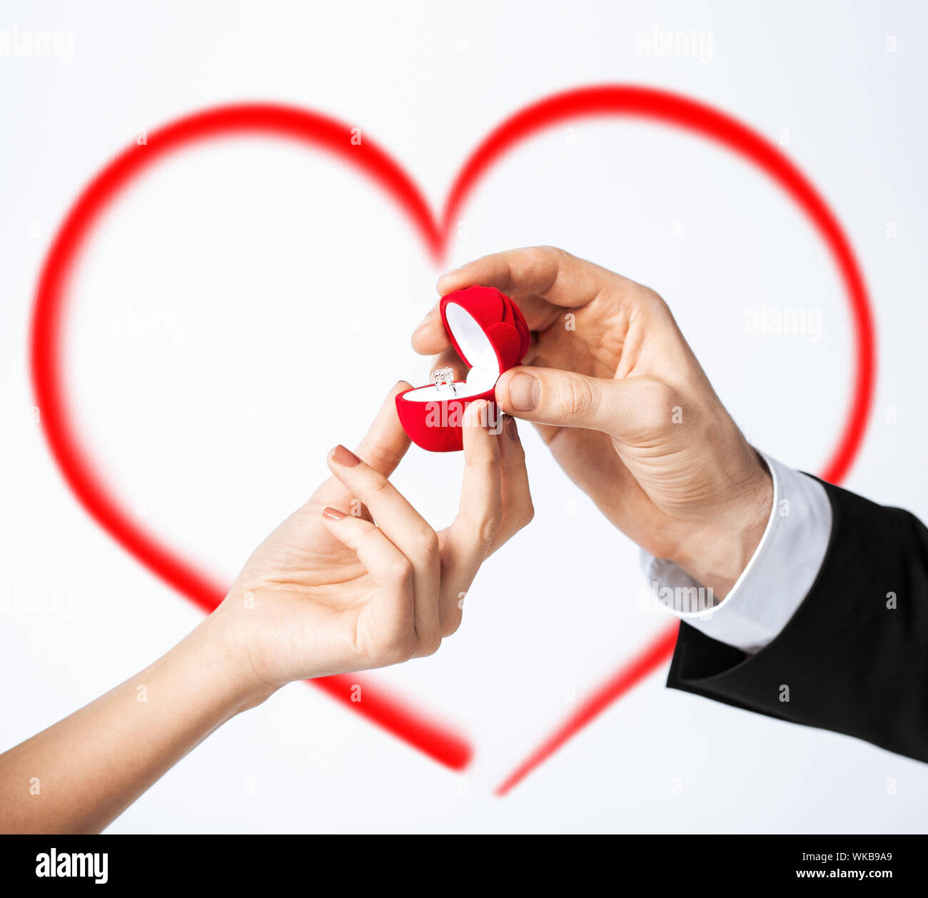 El amor, la familia, el concepto de Aniversario - Pareja manos con anillo  de compromiso Fotografía de stock - Alamy