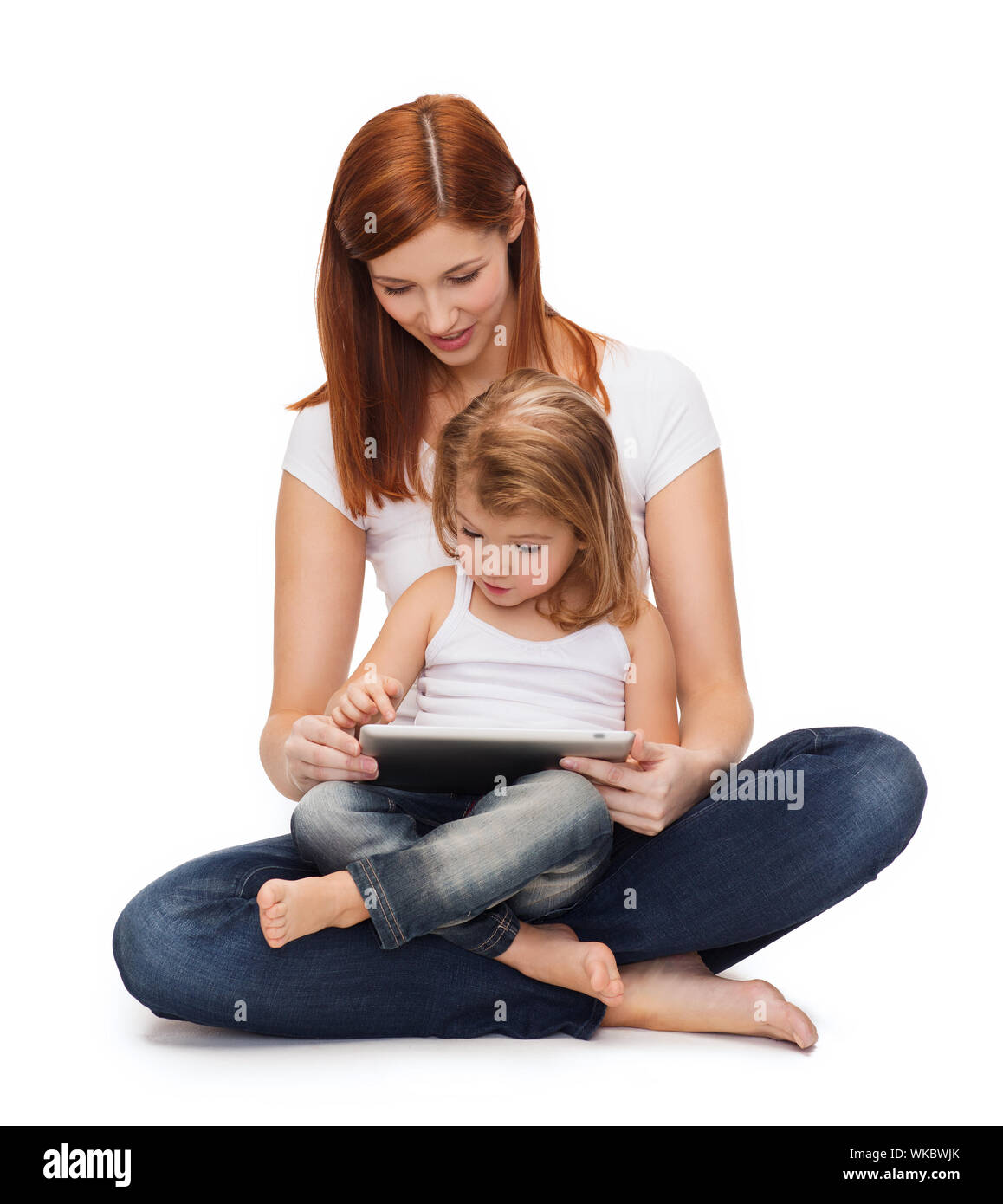 Feliz madre con niña y tablet pc Foto de stock