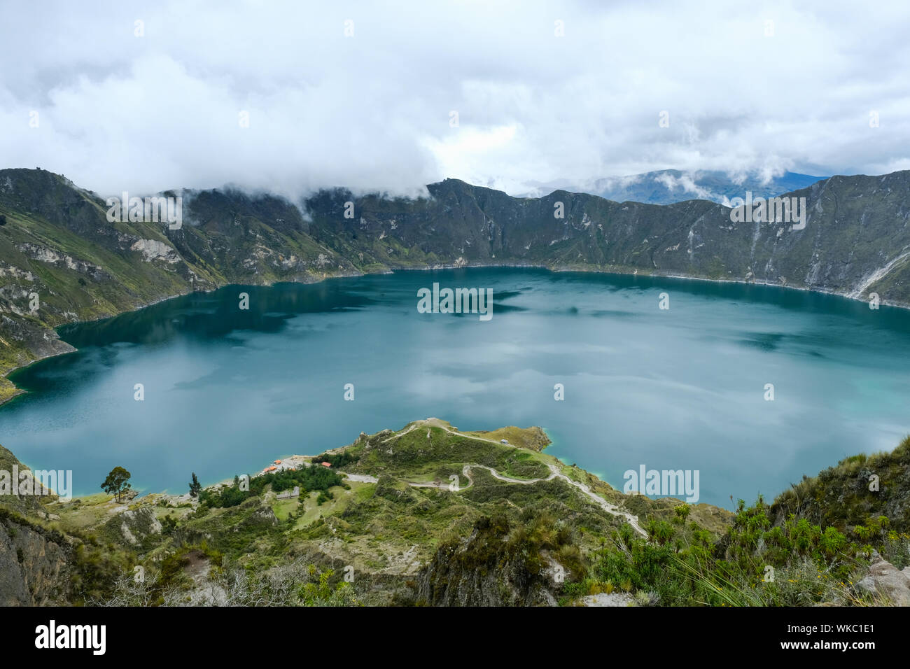 Lago de Quilatoa Pujil', cantón de la provincia de Cotopaxi, Ecuador. Es un Quilatoa lleno de agua de la caldera y el volcán más occidentales de los Andes Ecuatorianos. Foto de stock