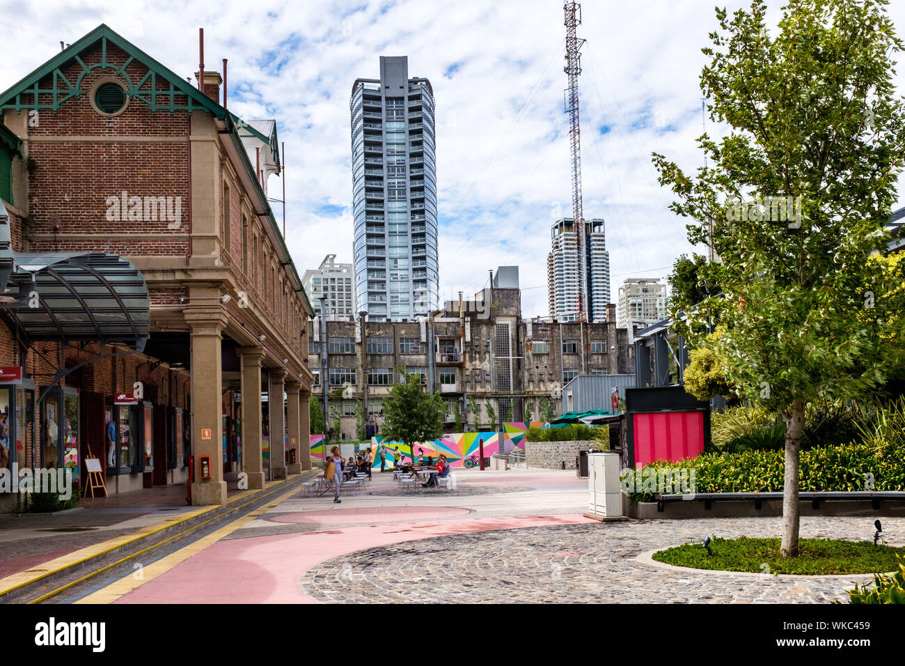 Argentina, Buenos Aires. El Distrito Arcos, inaugurado en mayo de 2015 en  el barrio de Palermo, el centro comercial al aire libre de la ciudad  Fotografía de stock - Alamy