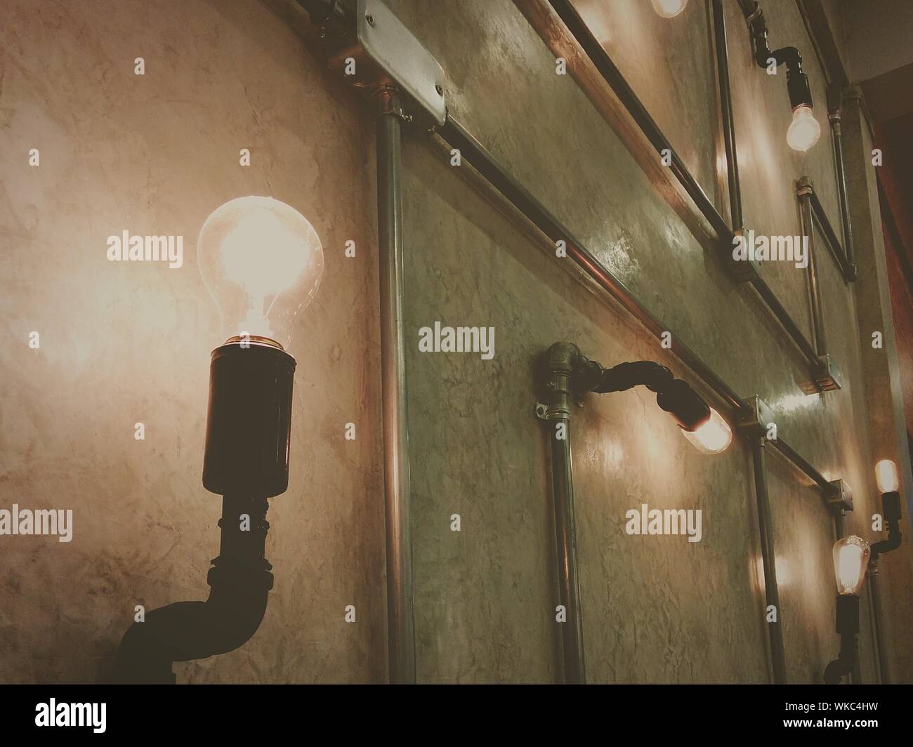Las Bombillas De Luz En La Pared En Casa Fotografia De Stock Alamy
