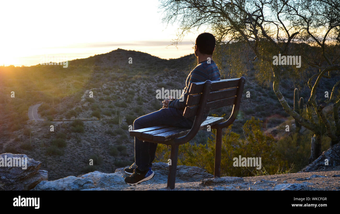 Hombre Sentado En El Banco Al Atardecer Fotos E Im Genes De Stock Alamy