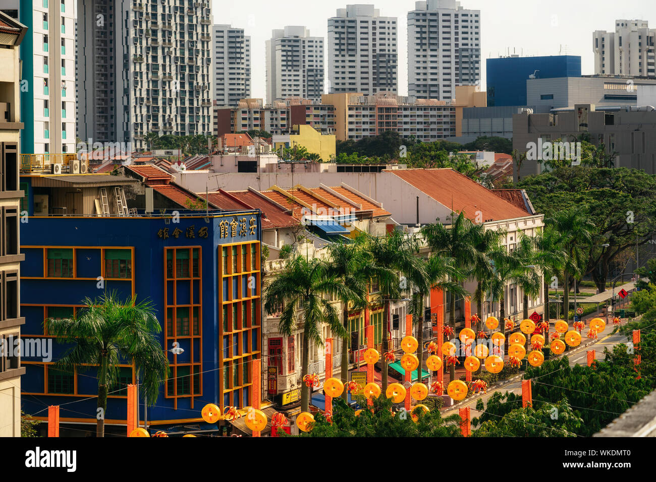 Chinatown, Singapur - Febrero 8, 2019: Vista aérea de Chinatown con tejados rojos y del Distrito Central de Negocios Foto de stock