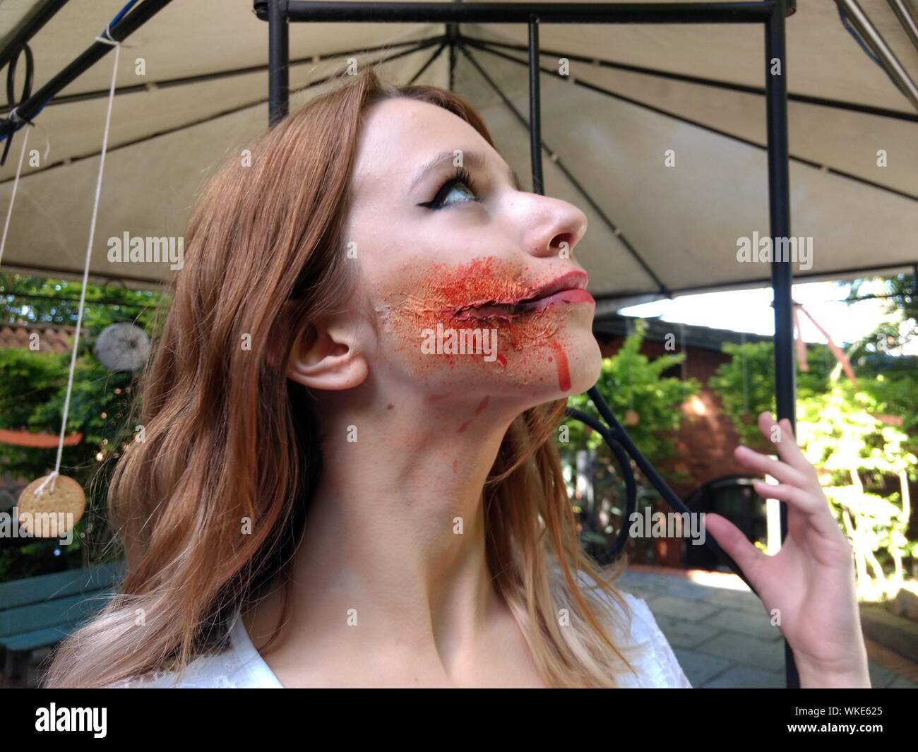 Disparo en la cabeza de mujer zombie fotografías e imágenes de alta  resolución - Alamy