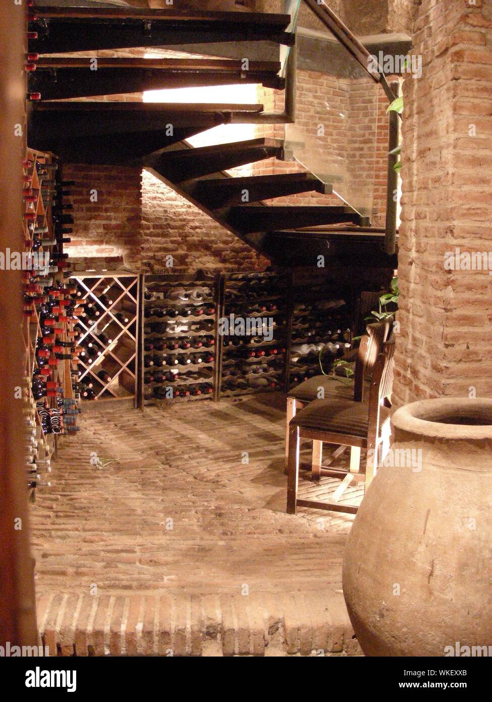 Interior de la Bodega iluminada Foto de stock