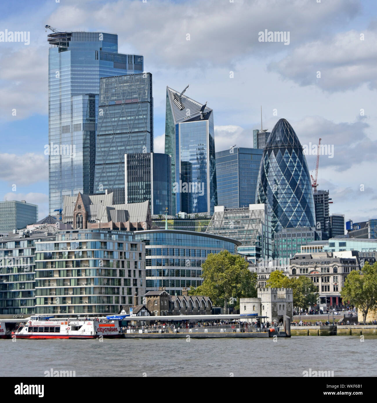 Londres ciudad paisaje urbano de rascacielos progreso de construcción 2019 en milla cuadrada financial district & tour en barco por el Río Támesis Tower Pier UK Foto de stock