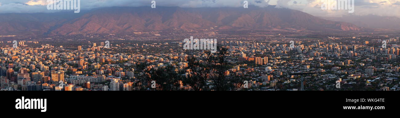 Vista panorámica de las montañas contra el cielo iluminado al atardecer Foto de stock