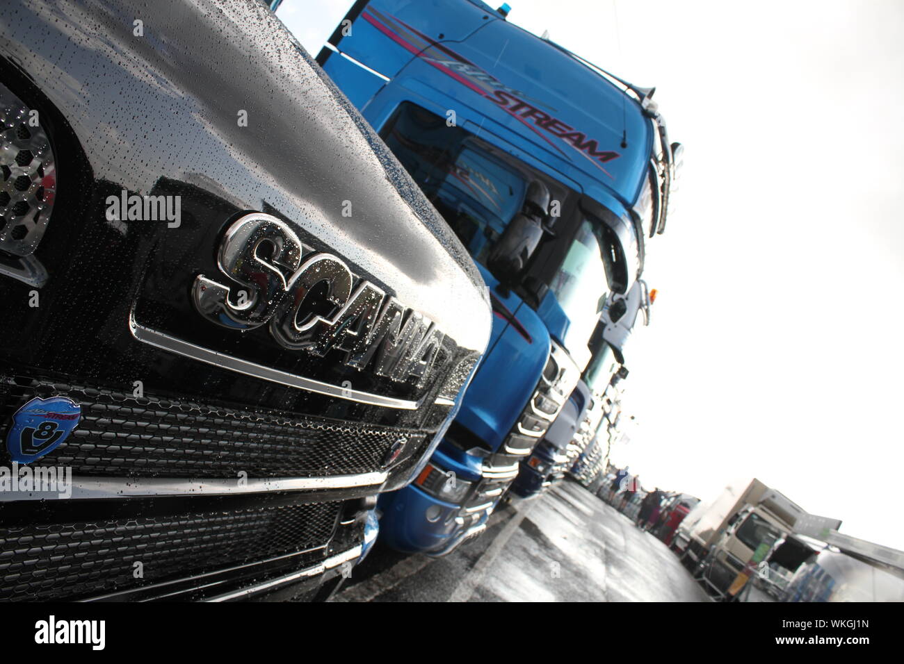 Un camión Scania cabina convencional con una cabina de Scania por unidad detrás de ella Foto de stock