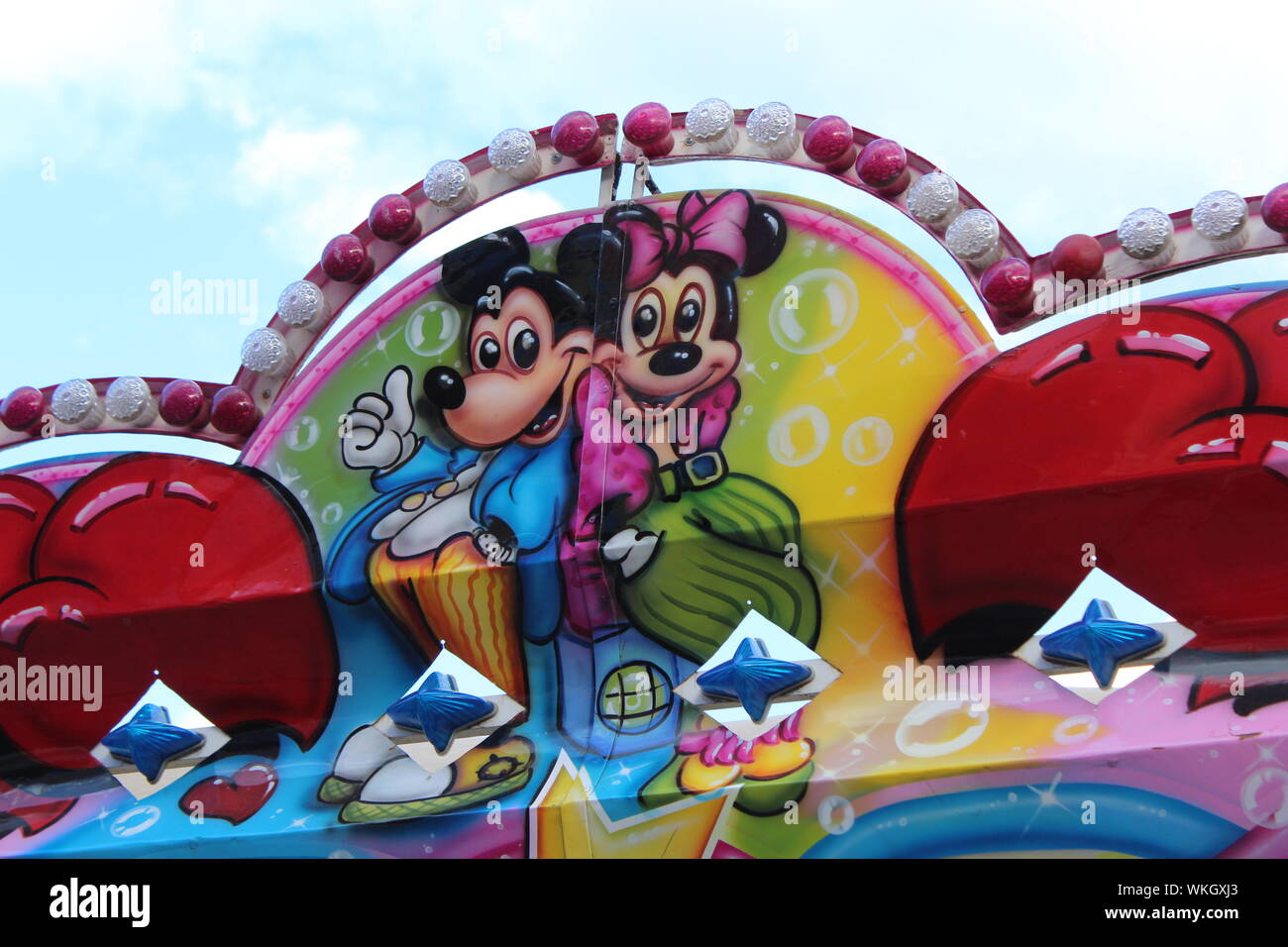 Complicado sopa Triatleta Los personajes de Disney en los paseos en un carnaval en Gandia, España  durante la celebración de las Fallas Fotografía de stock - Alamy