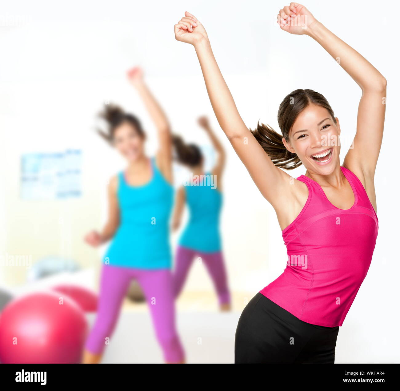 Clase de zumba Dance Fitness gimnasia aeróbica. Mujeres bailando feliz  enérgico gym fitness en clase Fotografía de stock - Alamy
