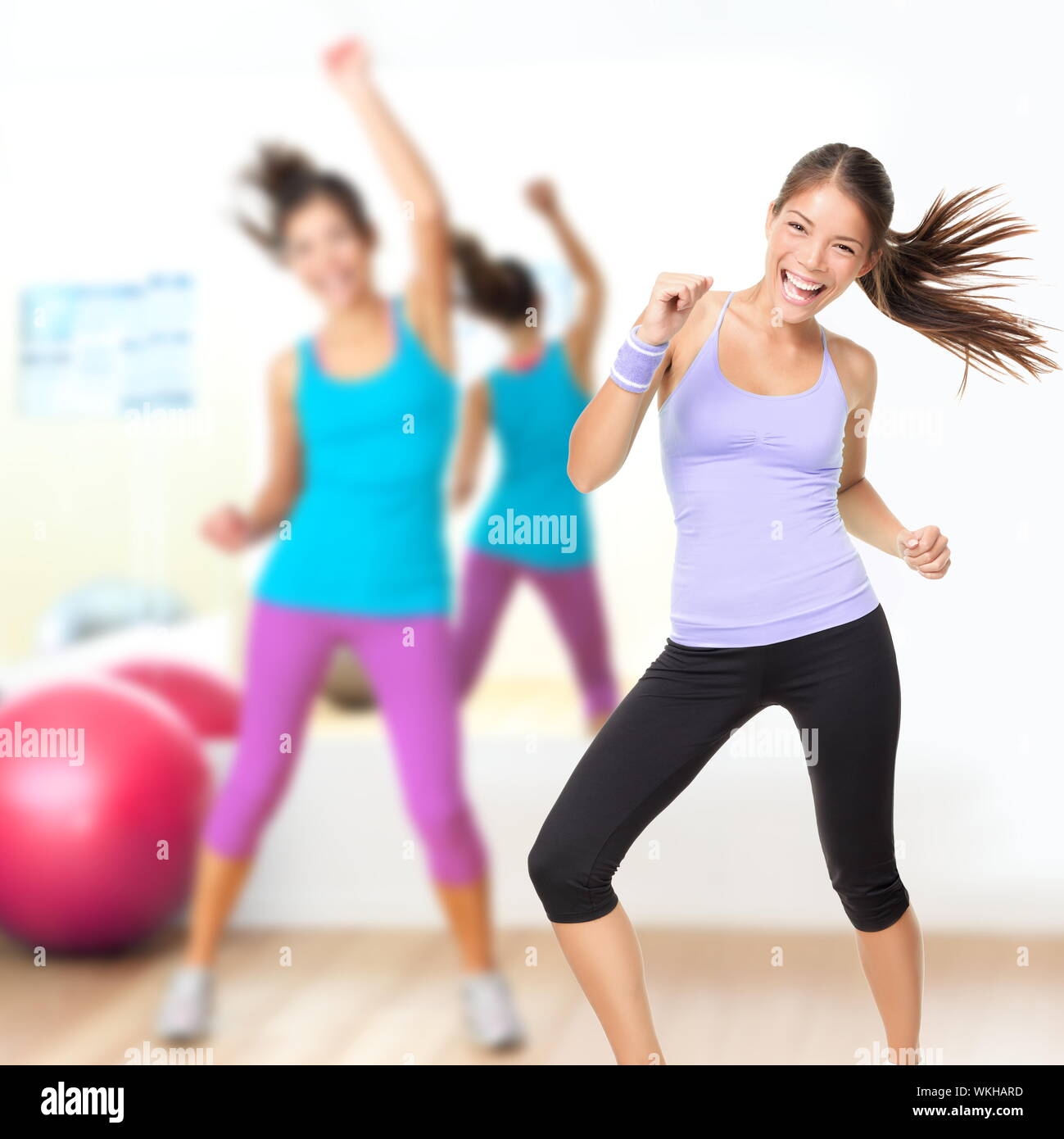 Grupo De Mujeres Jóvenes En Ropa Deportiva En Clase De Baile Fitness De  Zumba Imagen de archivo - Imagen de mudanza, salud: 180577231