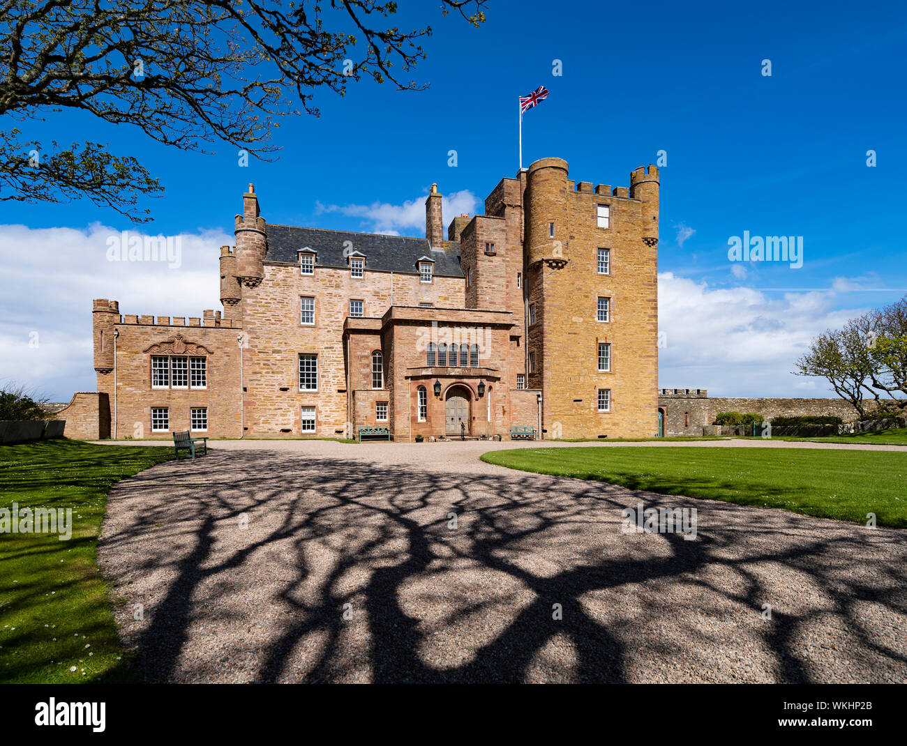 El exterior del castillo de Mey en Caithness, en la costa norte 500 automovilismo turismo ruta en el norte de Escocia, Reino Unido Foto de stock