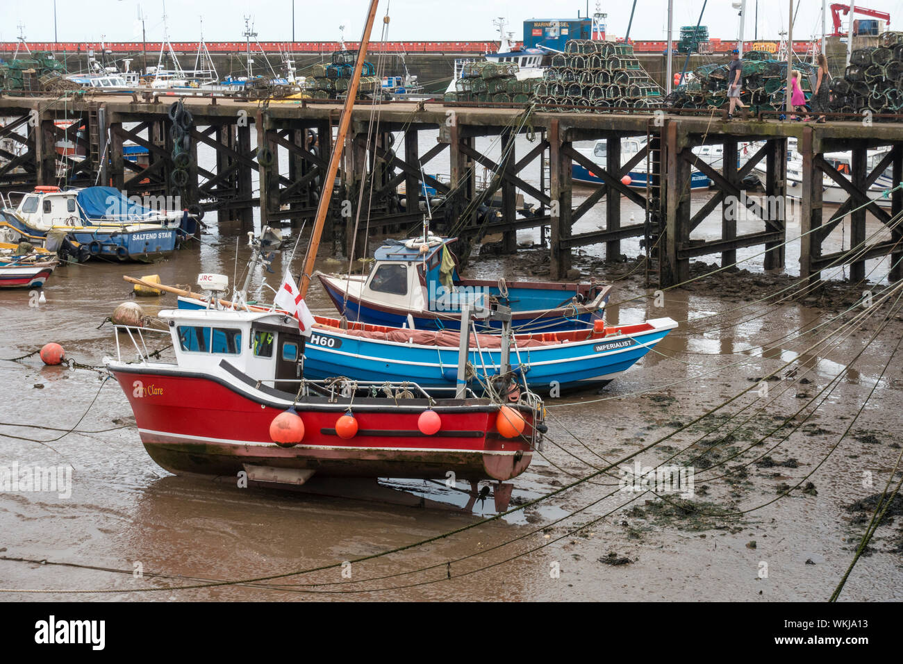 Barcos de pesca descansan sobre el barro durante la marea baja, Bridlington Harbor East Yorkshire 2019 Foto de stock