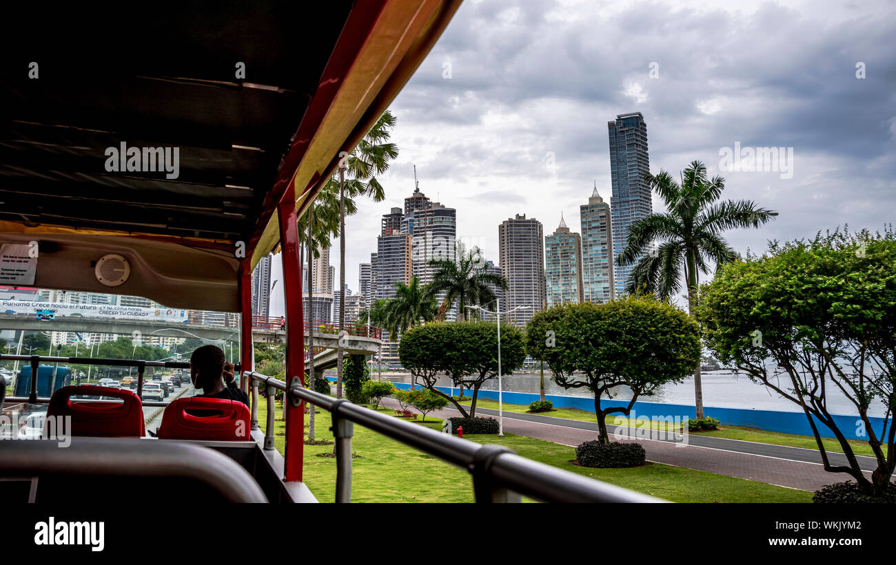 Línea del horizonte de la ciudad de Panamá rascacielos Vista de hop on hop off bus turístico Foto de stock