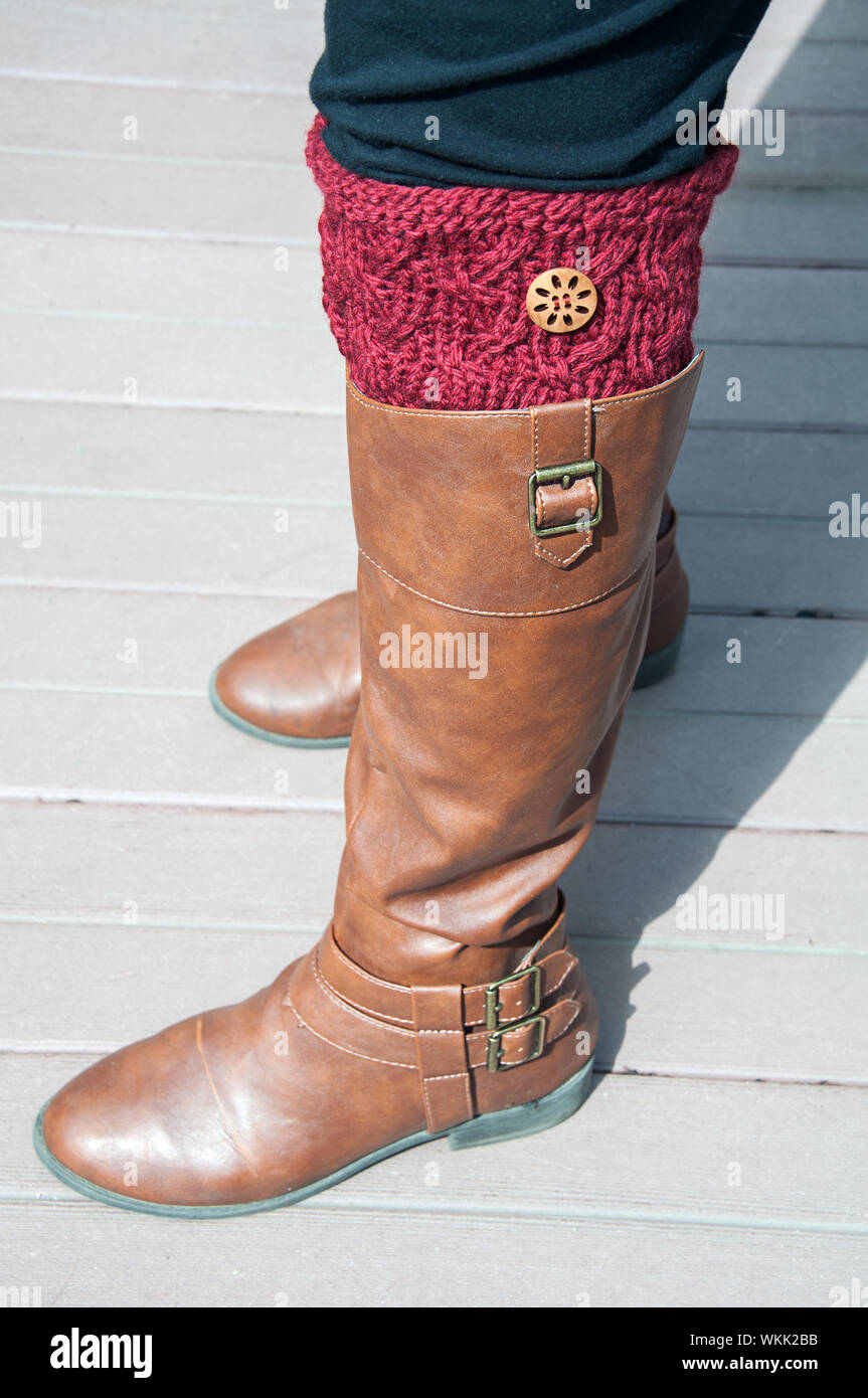 Puño de arranque de color vino para accesorio de moda mujer mostrado  modelados con tall brown boot. Esta bota topper es borgoña o color granate  de lana Fotografía de stock - Alamy