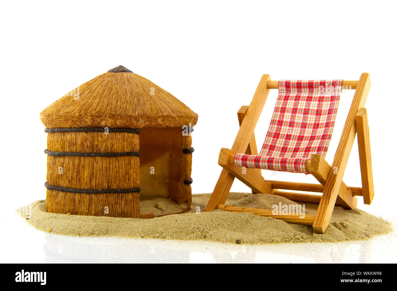 Playa con cabaña africana y una silla en la arena Foto de stock