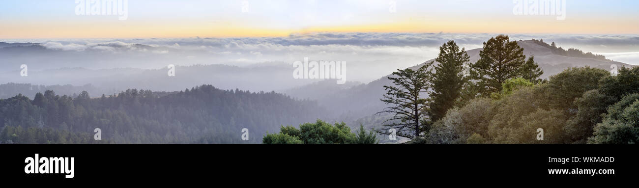 Impresionantes vistas de las montañas de Santa Cruz, Mindego Hill y el Océano Pacífico cubierto de niebla en el atardecer. Foto de stock