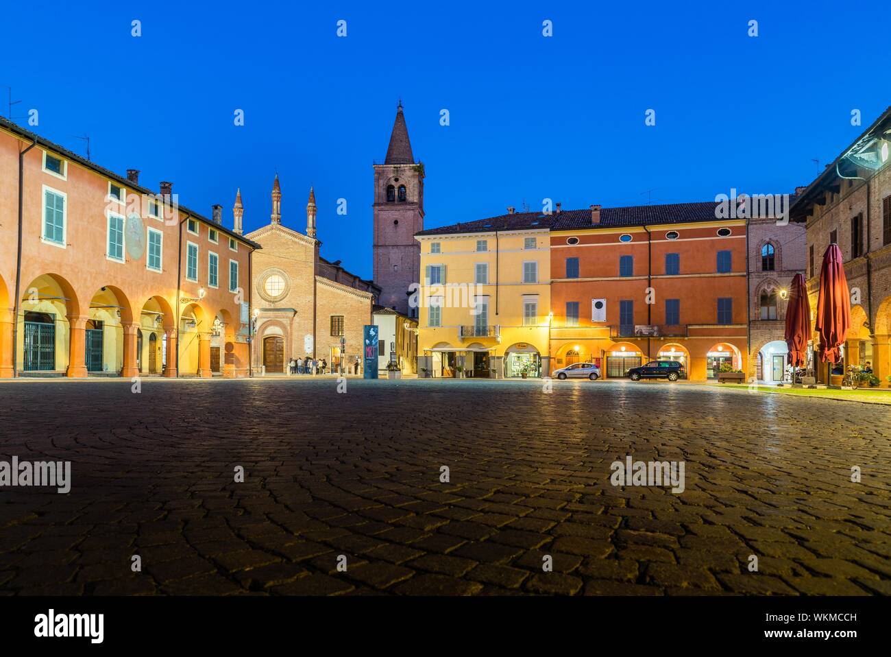 Piazza Giuseppe Verdi con la Iglesia de San Bartolomeo y Casa Barezzi, Busseto, en la provincia de Parma, Emilia-Romaña, Italia Foto de stock