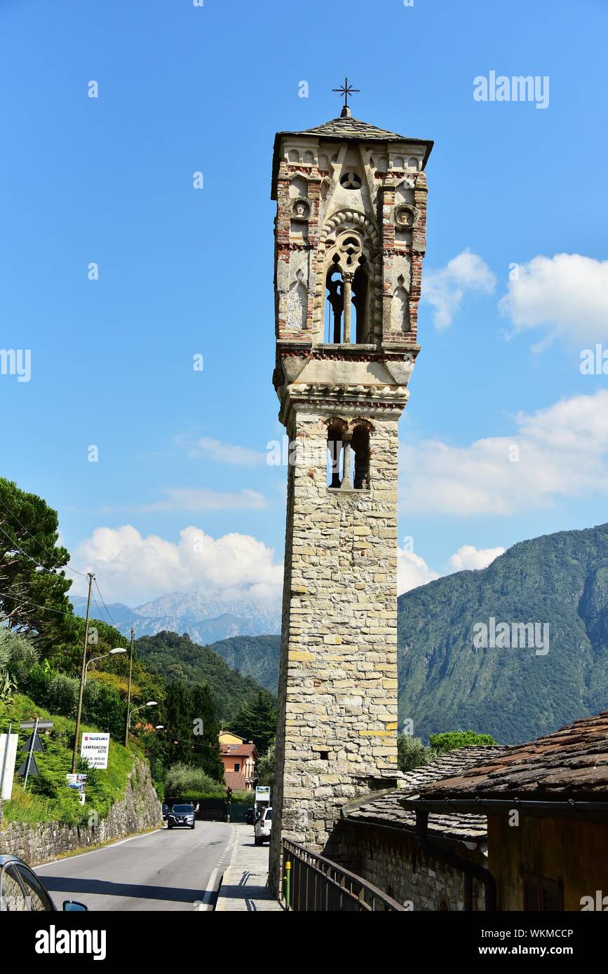 La torre gótica de la iglesia de Santa María Magdalena, Santa Maria Maddalena, Ossuccio, Lago di Como, Lombardía, Italia Foto de stock