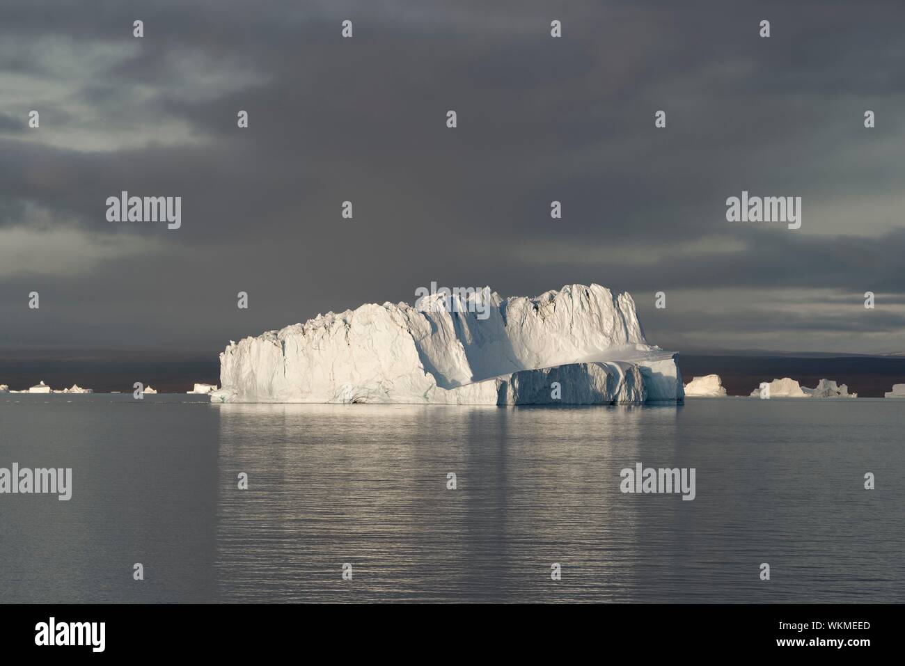 Iceberg en el sol vespertino, Scoresbysund, al noreste del Parque Nacional de Groenlandia, Groenlandia, Dinamarca Foto de stock