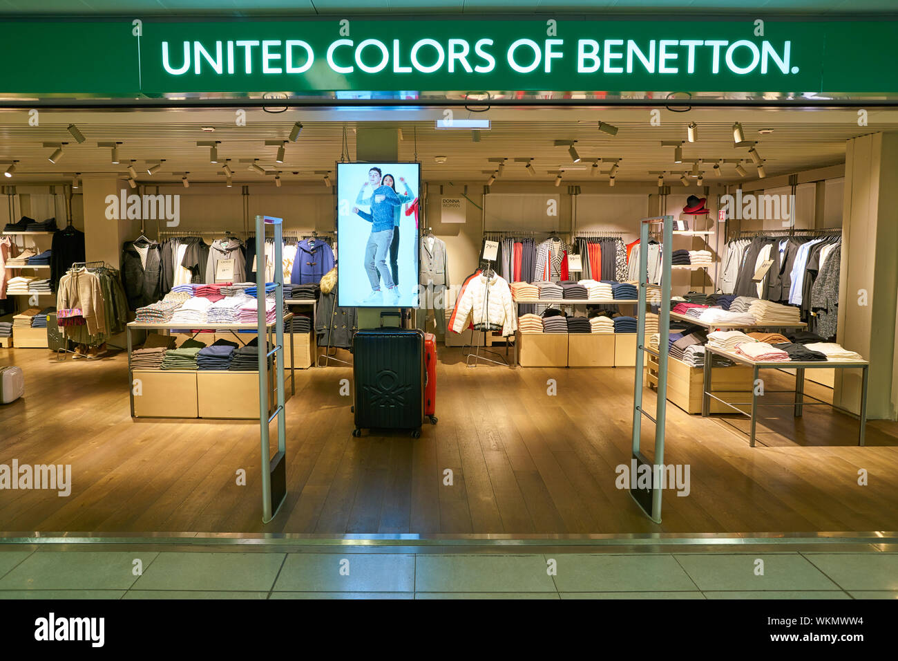 LINATE, Italia - CIRCA noviembre, 2017: Colores unidos de Benetton tienda  en Milan Linate Airport Fotografía de stock - Alamy