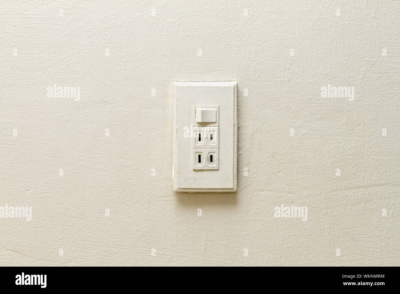 interruptor y enchufe eléctrico y pared blanca interruptor y