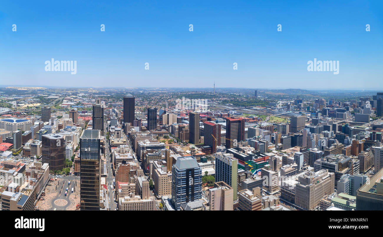 Vista aérea a través del Distrito Central de Negocios (CBD) de Carlton Tower, Johannesburgo, Sudáfrica. El Carlton Tower es el edificio más alto de África Foto de stock