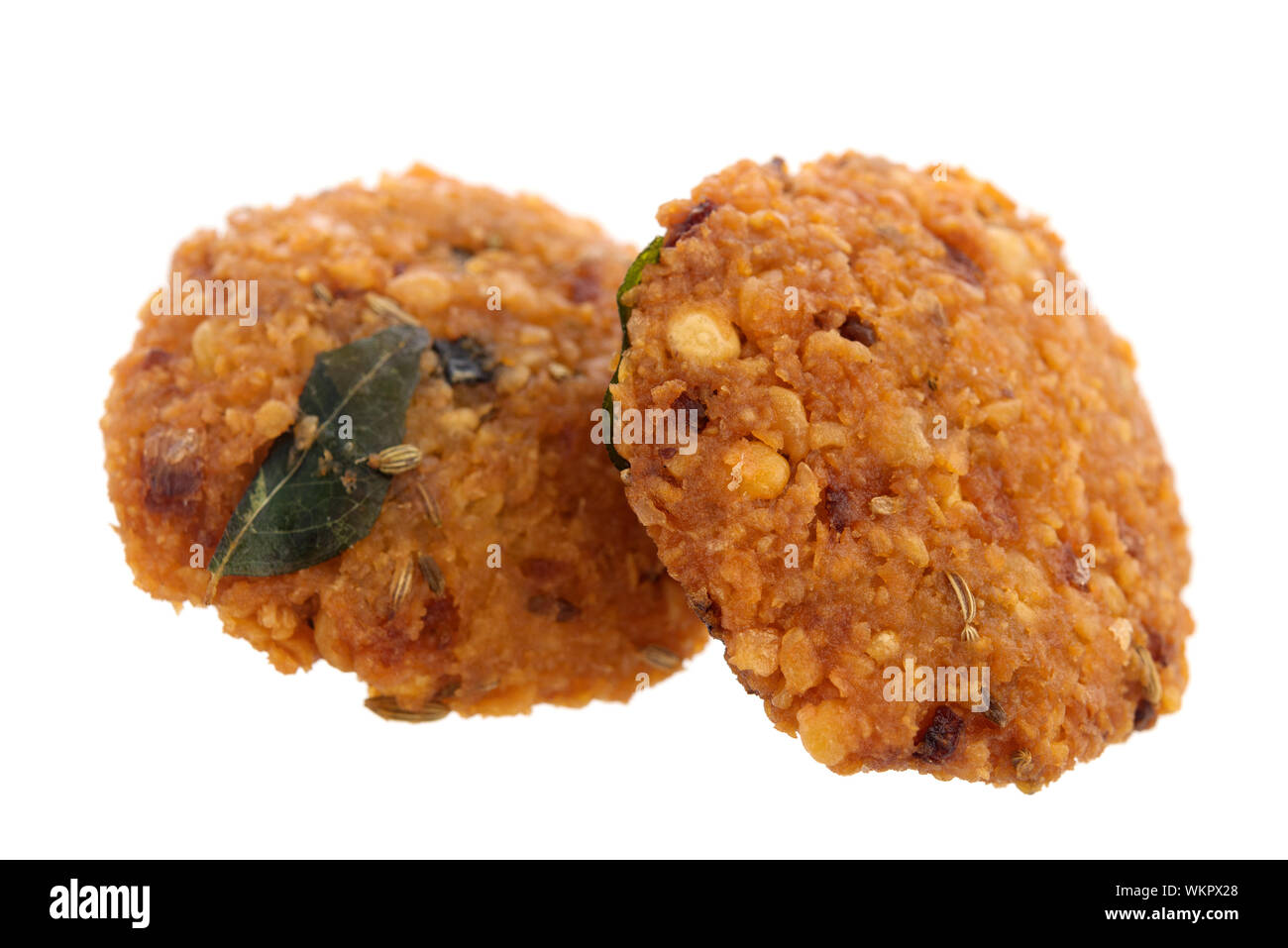 Crujientes profunda dispararon vadai snack, comida en la calle común en el Subcontinente de la India y Sri Lanka, disparar aislado sobre fondo blanco. Foto de stock