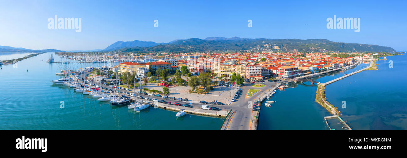 Lefkas (Lefkada) ciudad, increíbles vistas al pequeño puerto deportivo para los barcos pesqueros con el puente de madera y agradable paseo, isla jónica, Grecia Foto de stock