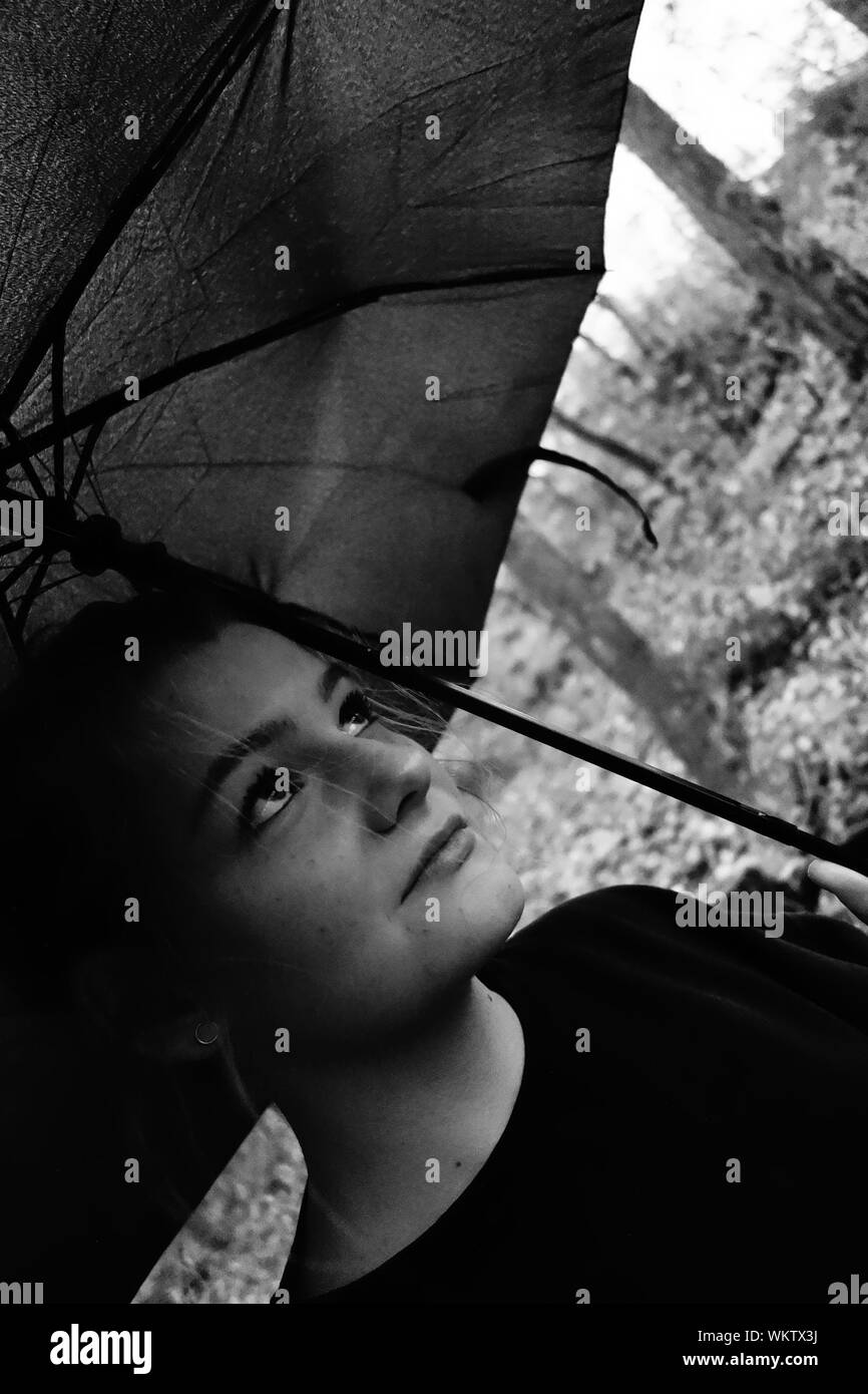 Paraguas de mujer joven Imágenes de stock en blanco y negro - Alamy