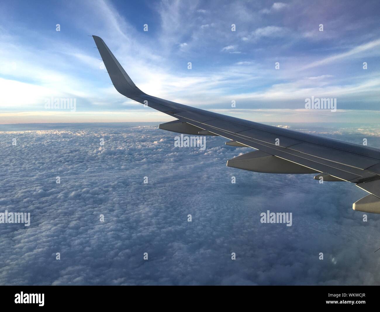 Vista escénica de alas de avión a través de la ventana Foto de stock