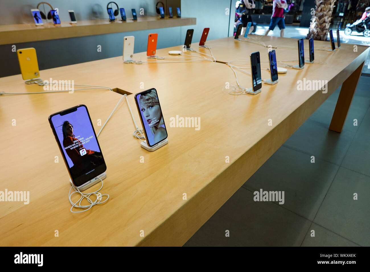 Orlando,FL/USA-8/27/19: una fila de iPhone X en la pantalla en una tienda  minorista Fotografía de stock - Alamy