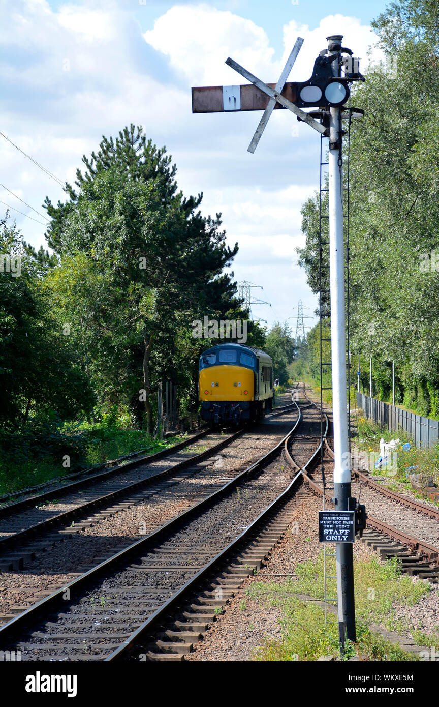 Clase 45 locomotoras eléctricas diesel 45041 Real regimiento de tanques llega a la estación de Peterborough en el Nene Valley Railway Foto de stock