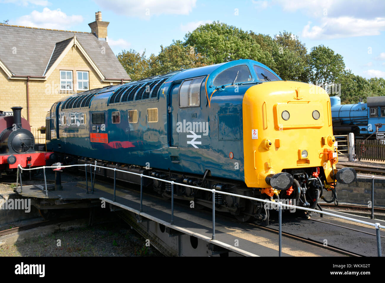 Clase 55 Deltic 55019 Royal Highland Fusilier descansa sobre la plataforma giratoria en Wansford, Nene Valley Railway, Cambridgeshire, Reino Unido Foto de stock