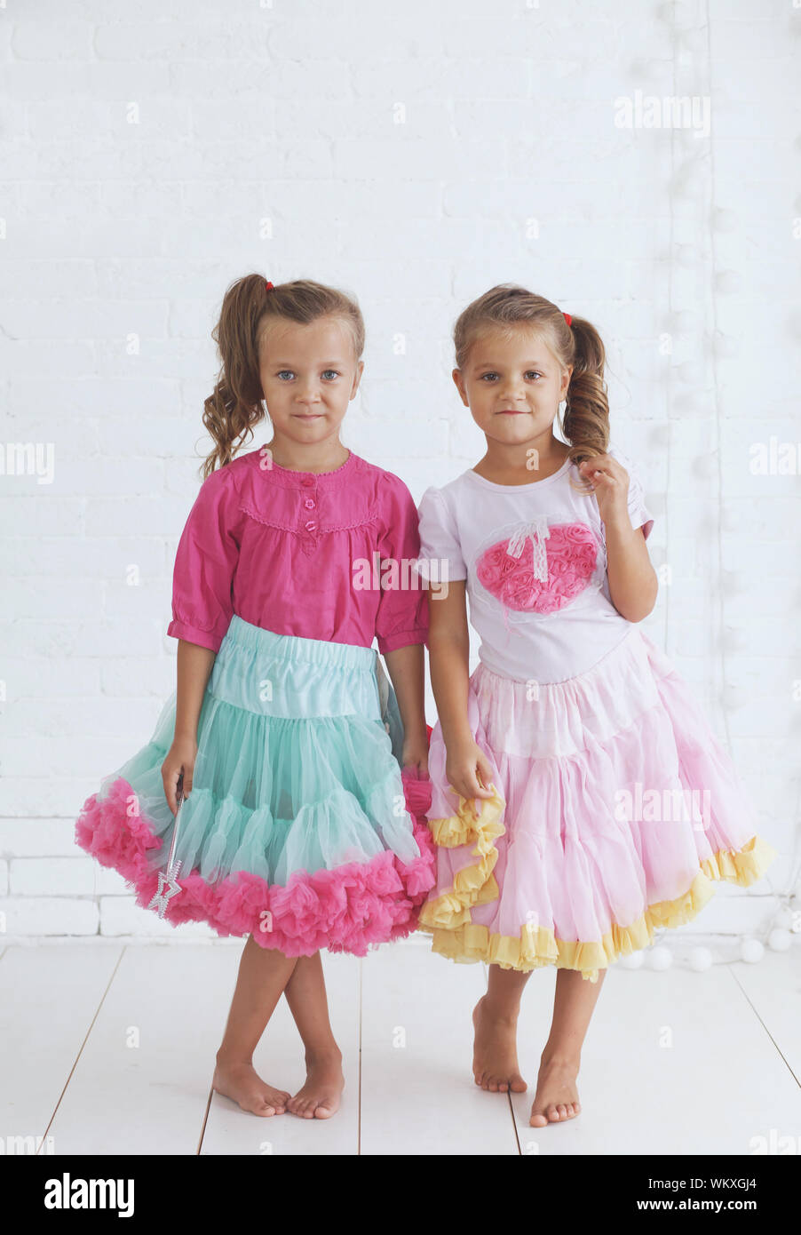 comerciante Chelín Mostrarte Retrato de estudio de dos cute little princess niñas vestidos de fiesta  falda tutu caramelo sosteniendo la varita mágica Fotografía de stock - Alamy