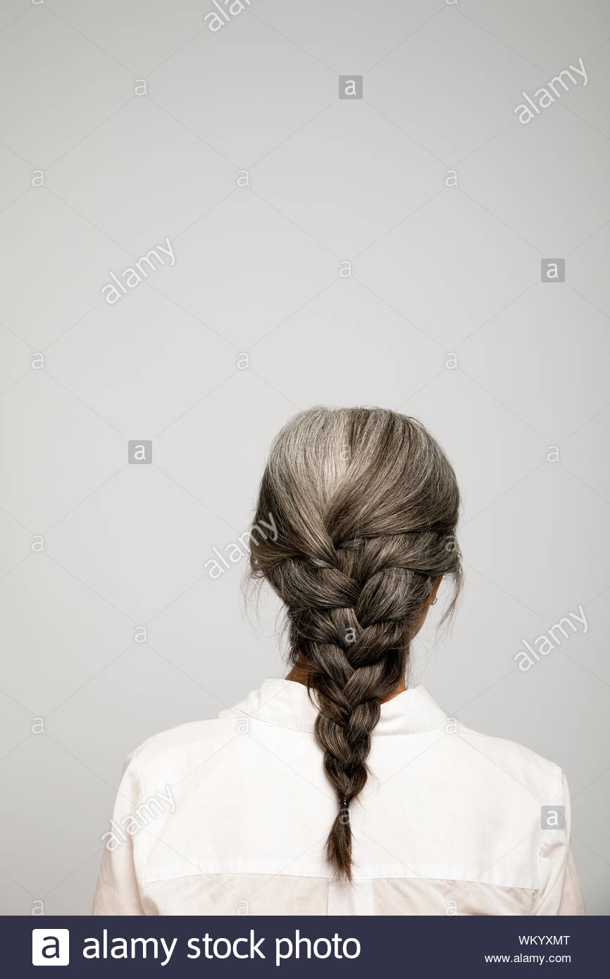 Vista trasera retrato Mujer con trenza gris Foto de stock
