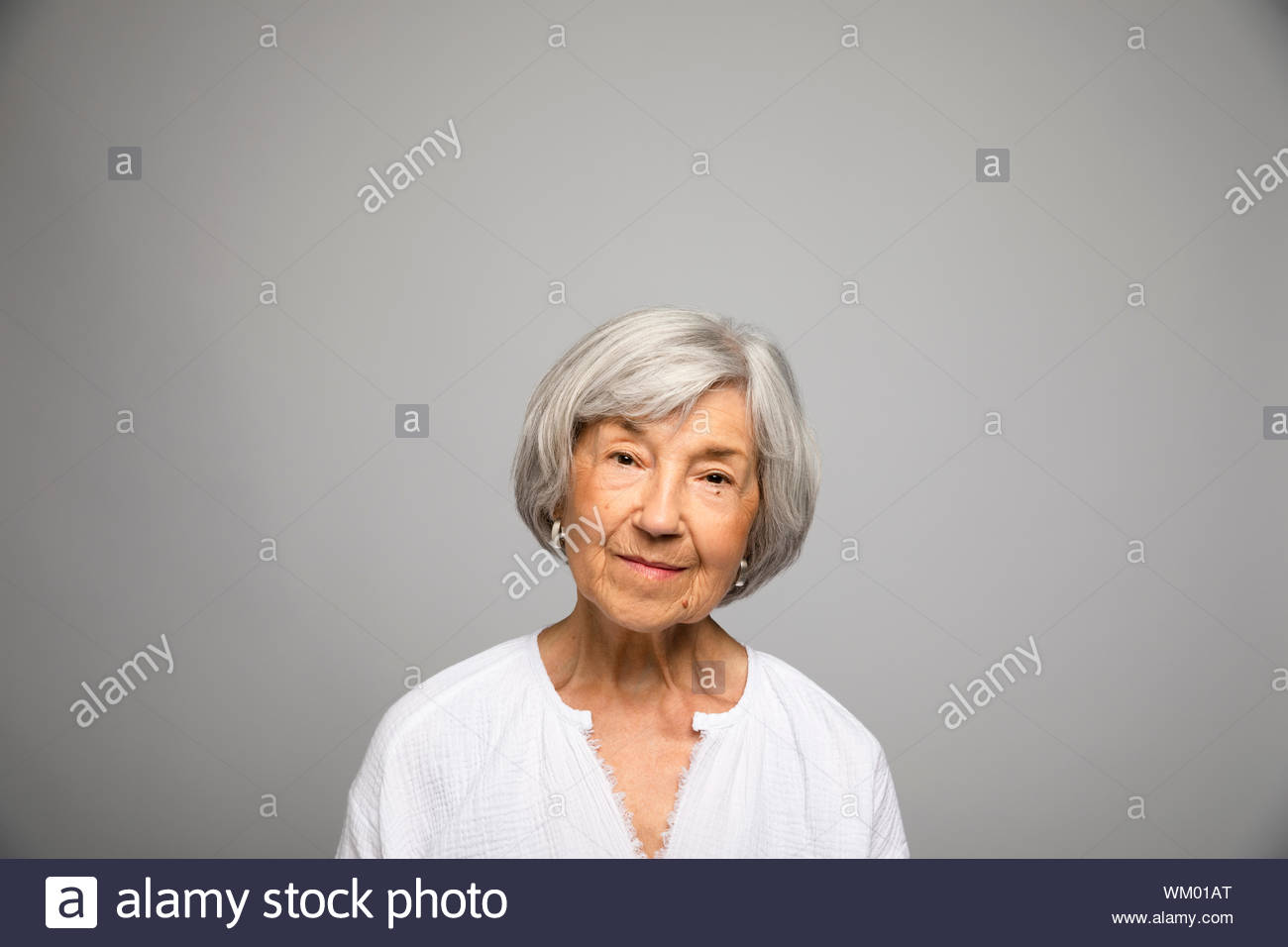 Retrato mujer mayor confianza con cabello gris Foto de stock