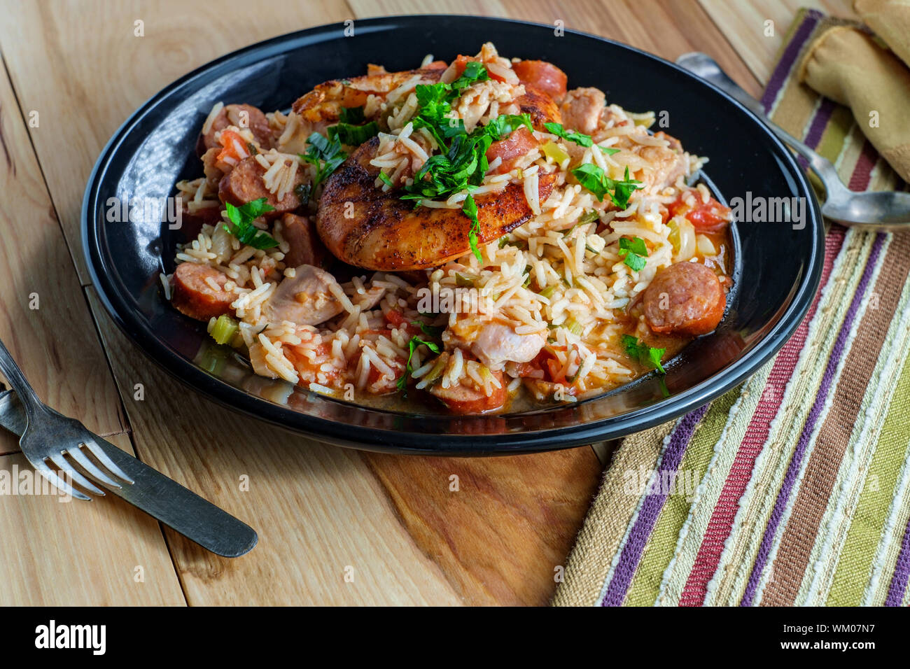 Tazón de Creole camarones pollo y salchichas andouille Jambalaya con arroz Foto de stock