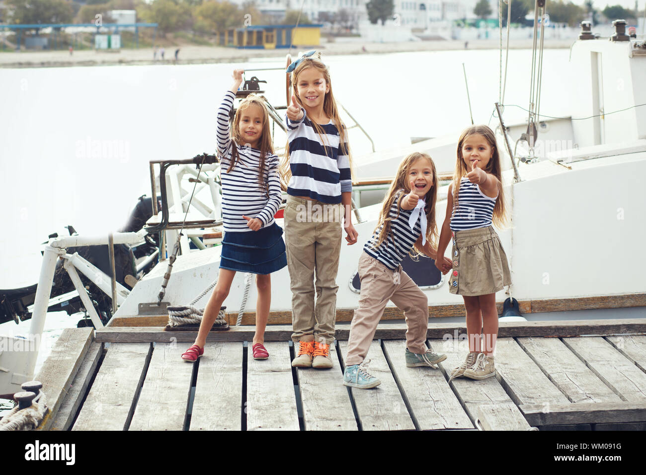 Grupo de moda niños marineros vistiendo ropa marina en estilo náutico,  disfrutando en el puerto marítimo Fotografía de stock - Alamy