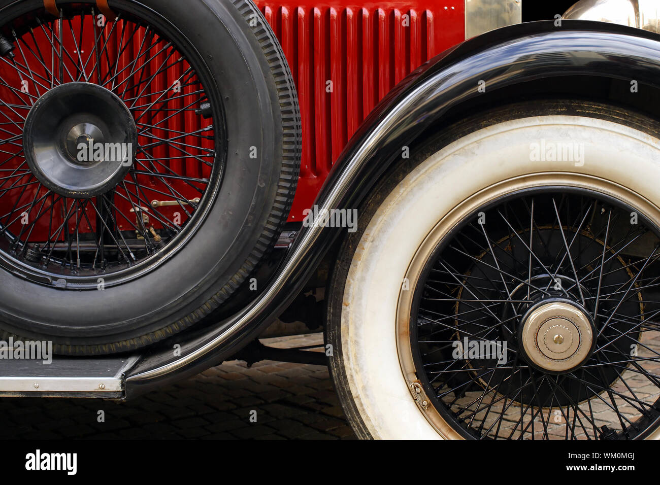 Coche antiguo guardabarros y las ruedas Fotografía de stock - Alamy