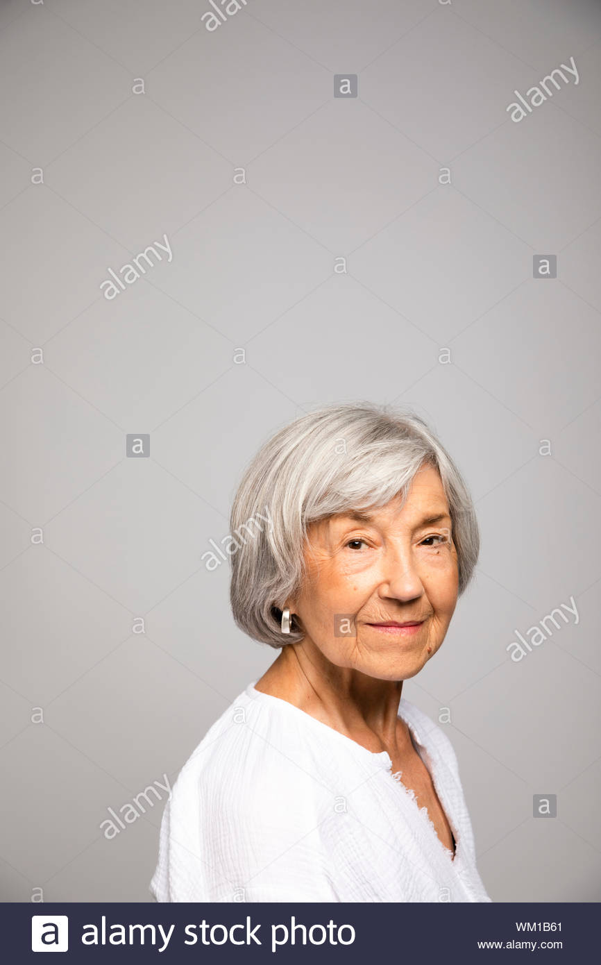 Retrato confiado, fuerte mujer de más edad con cabello gris Foto de stock